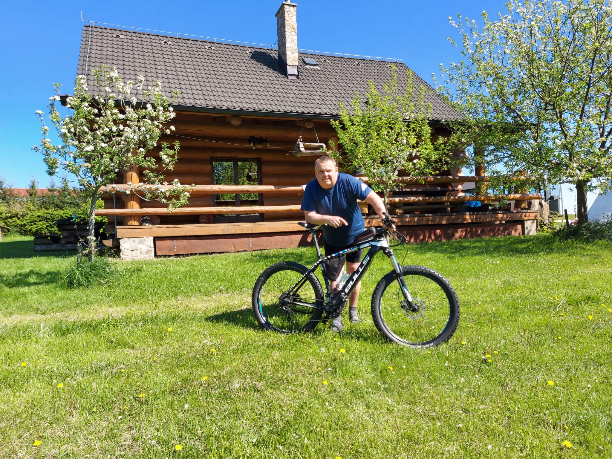 Táta musí být všude, kde se něco šustne !